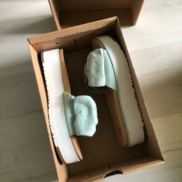 ⚡️⚡️ UGG bow platform sandals in aqua - Picture 6 of 7